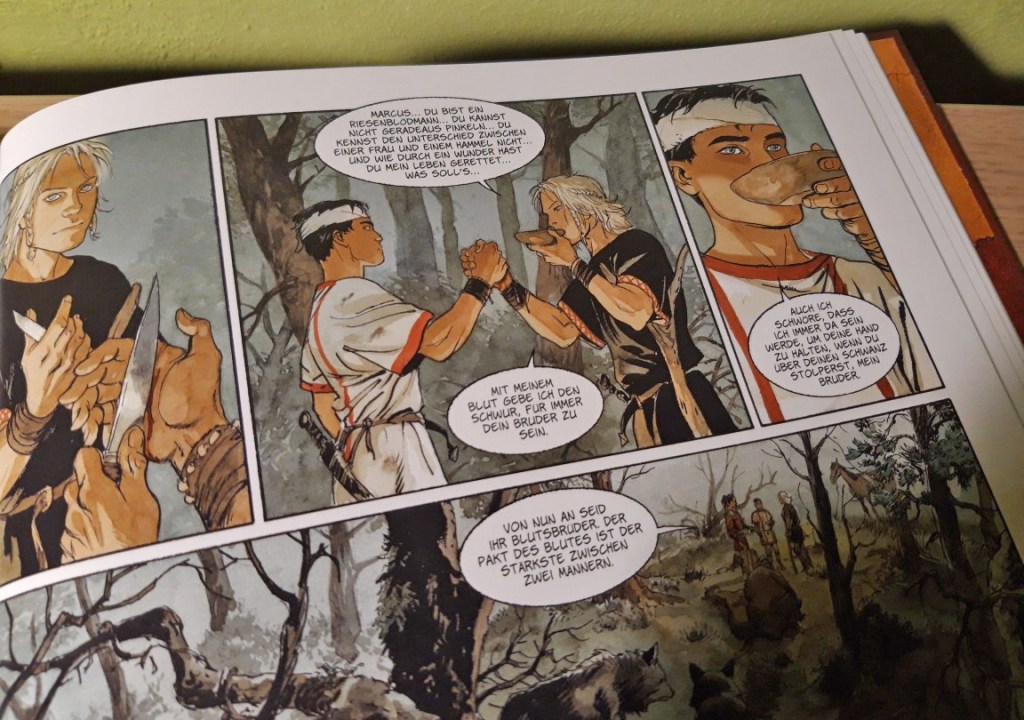 Szene aus dem Comic "Die Adler Roms" von Marini: Die beiden Streithähne Arminius und Marcus schließen auf recht amüsante Weise Blutsbruderschaft.