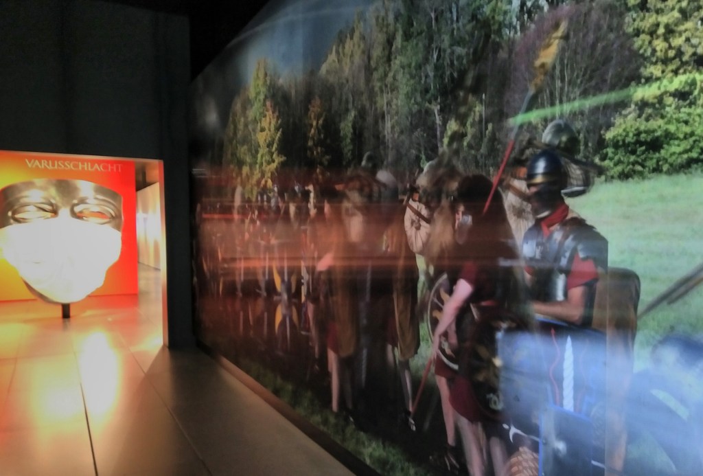 Das Foto entstand bei einem Museumsbesuch im Sommer 2020 im Varusschlacht-Museum in Kalkriese, einer der Orte, wo die Schlacht sich möglicherweise zugetragen haben könnte.