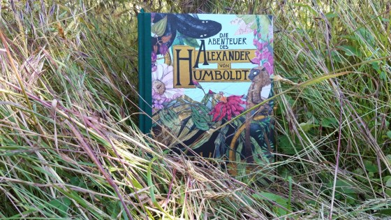 Cover "Die Abenteuer des Alexander von Humboldt" im Gras
