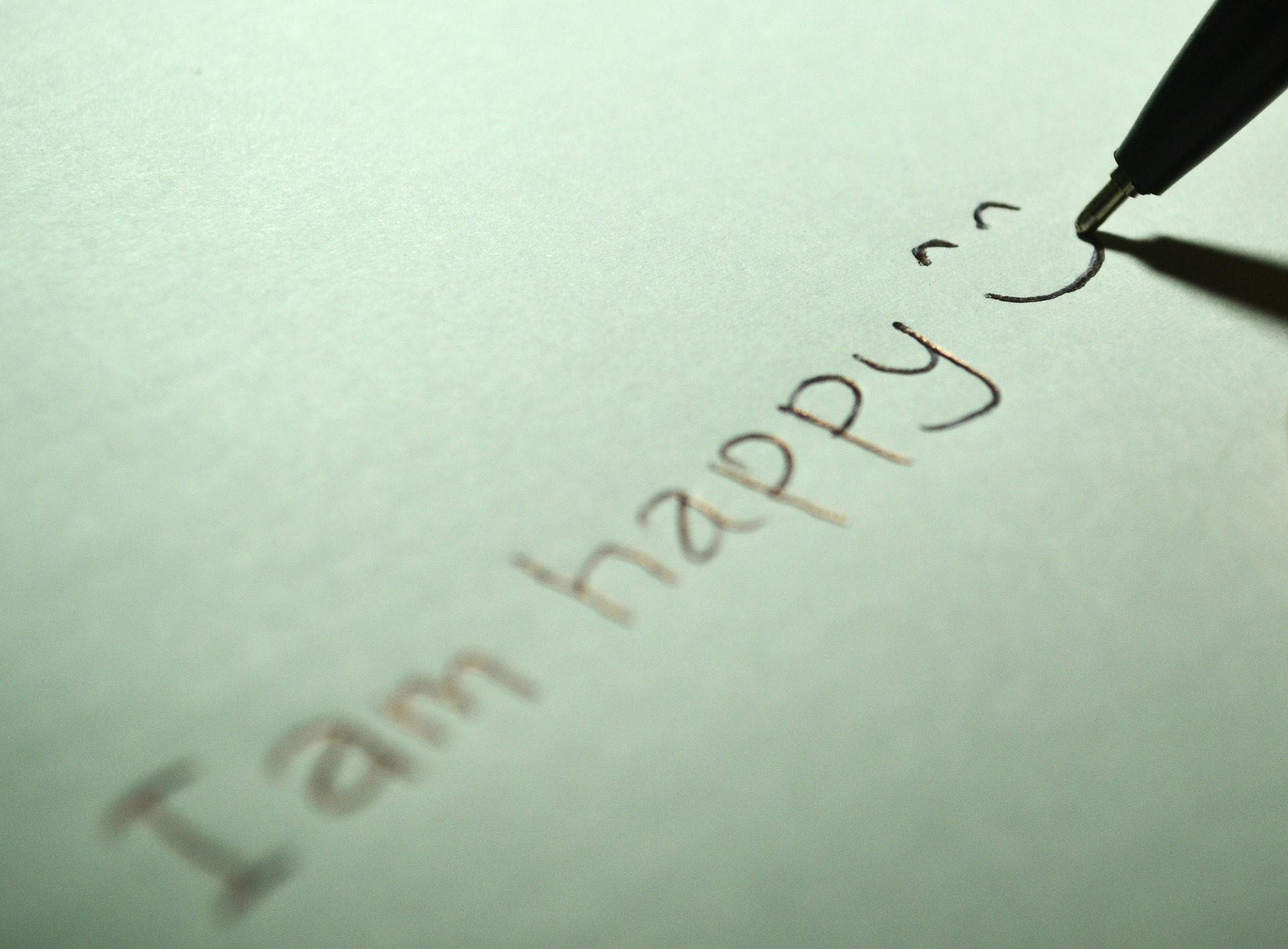 Text handschriftlich: I am happy :-) (Bild von Fathromi Ramdlon auf Pixabay )