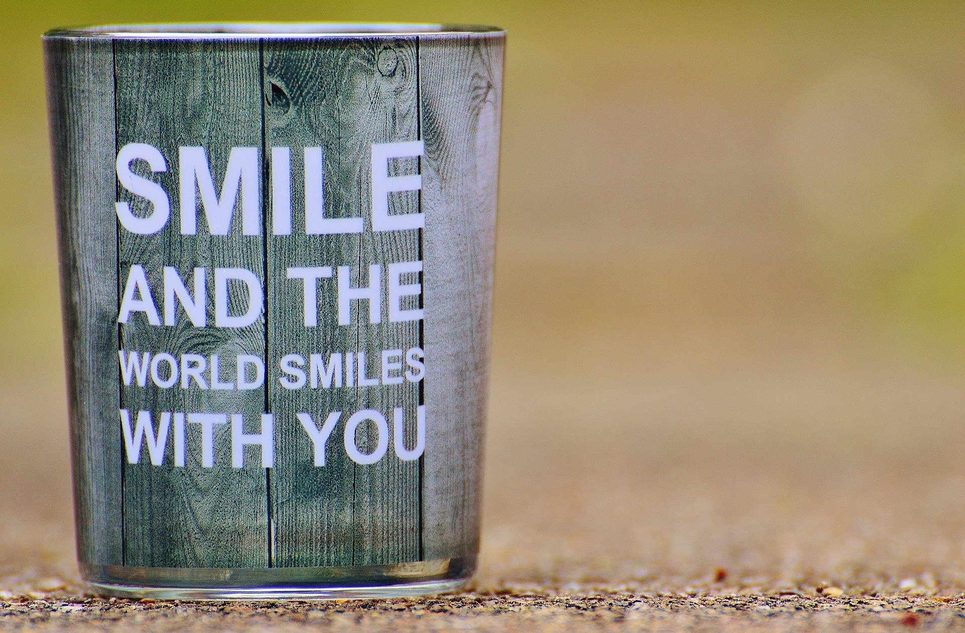 Tasse mit Botschaft "Smile and the world smiles with you"