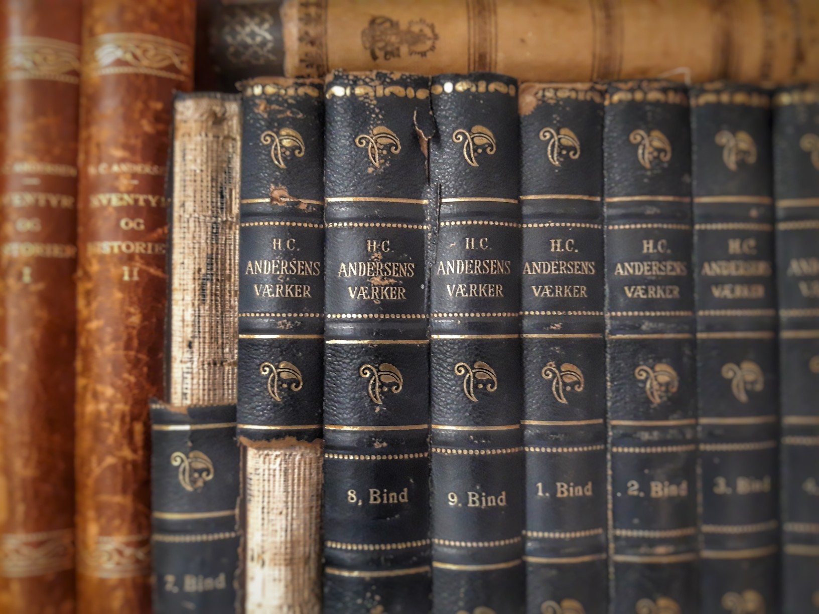 Bücherregal mit originalsprachlichen antiquarischen Ausgaben von Hans Christian Andersens Werken