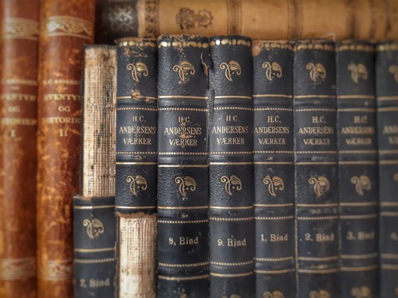 Bücherregal mit originalsprachlichen antiquarischen Ausgaben von Hans Christian Andersens Werken