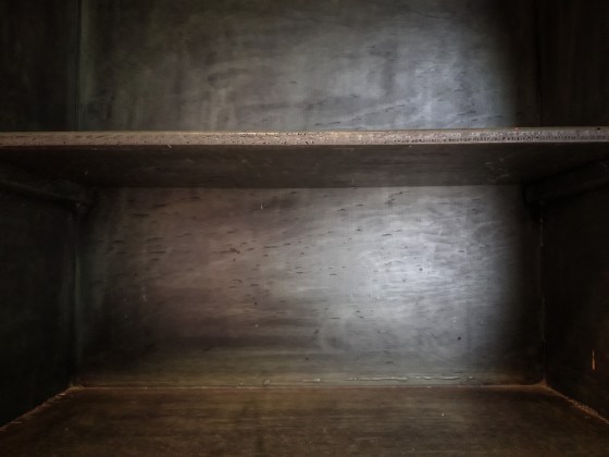 Leeres Bücherregal aus dunklem Holz mit zwei Etagen