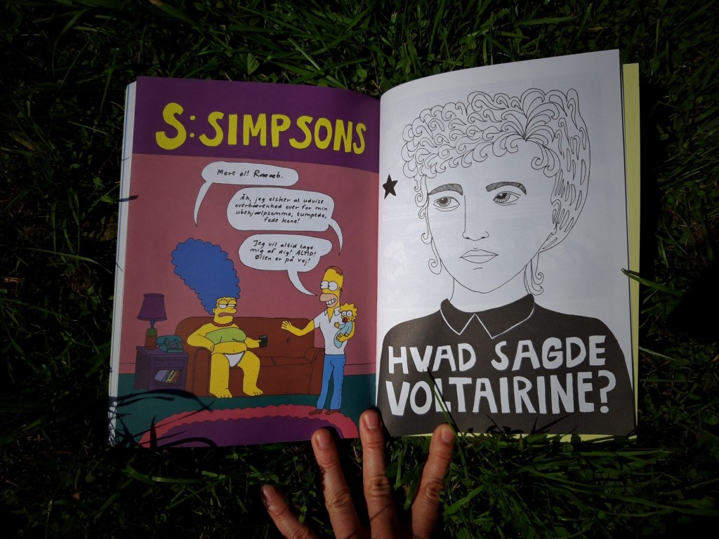 Seite aus der dänischen Ausgabe von Liv Strömquists "I am every woman". Auf der linken Seite die Simpsons in vertauschten Rollen.