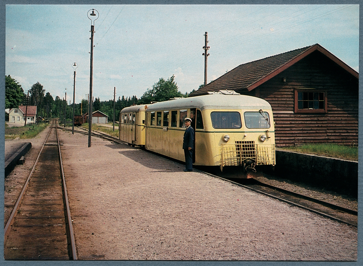 Ein Zug hält an einem leeren schwedischen Bahnhof auf dem Land, Bild: Järnvägsmuseet, Public Domain