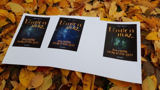 Drei Coverentwürfe für den Roman Lindenherz liegen im Laub