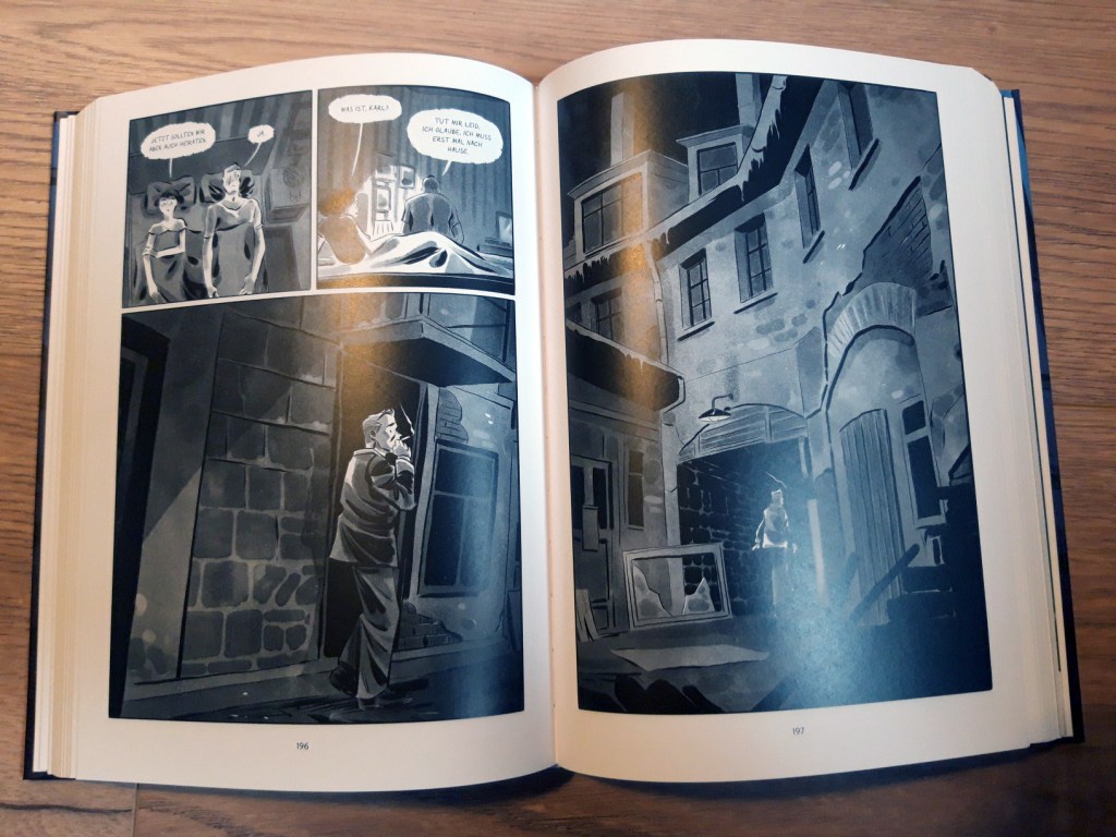 Blick ins Buch "Parallel" von Matthias Lehmann - auf der Seite sieht man Karl Kling mit seiner zukünftigen Frau steif nebeneinander im Bett, sie will heiraten, er verlässt das Haus