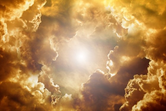 Wolken in gold-gelbem Licht - Foto von geralt auf Pixabay