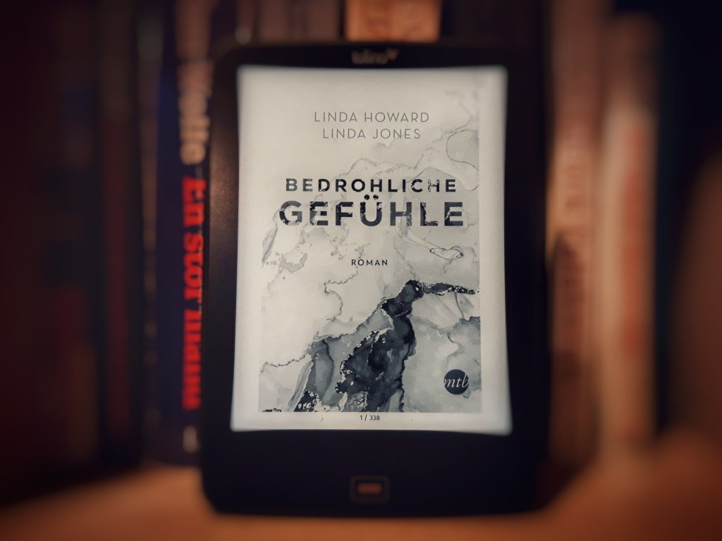 E-Book-Cover "Bedrohliche Gefühle" von Linda Howard und Linda Jones im Bücherregal