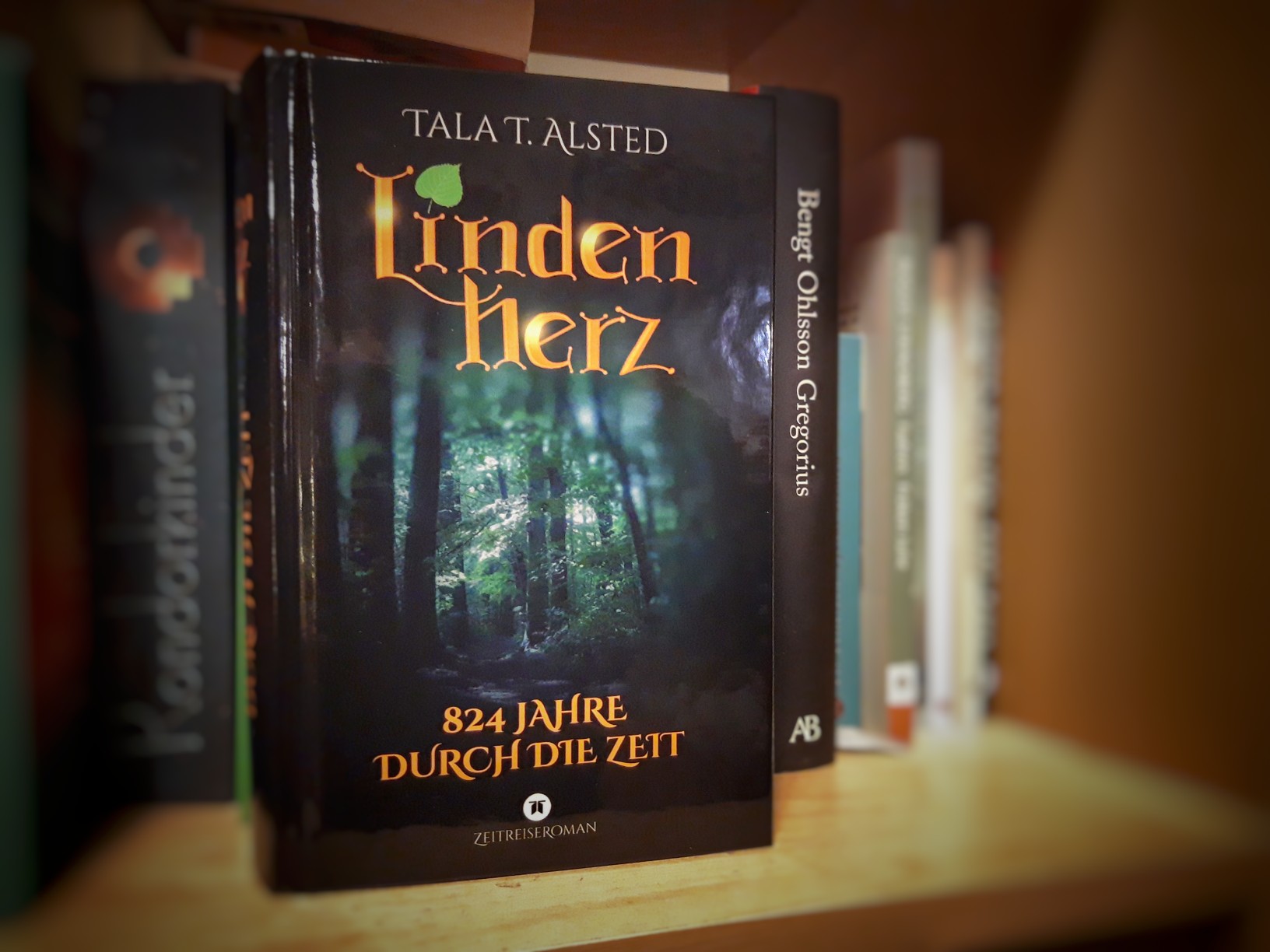 Hardcover "Lindenherz - 824 Jahre durch die Zeit" von Tala T. Alsted im Bücherregal