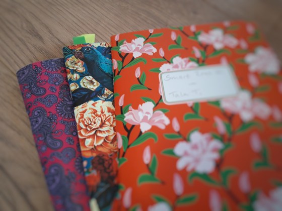 Drei blumenverzierte bunte Notizbücher mit kleinen Lesezeichen darin - neues Buchprojekt von Tala T. Alsted