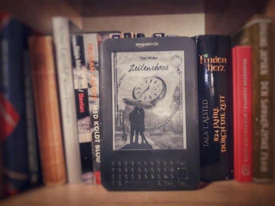 Amazon Kindle mit Zeitenchaos von Tini Wider im Bücherregal