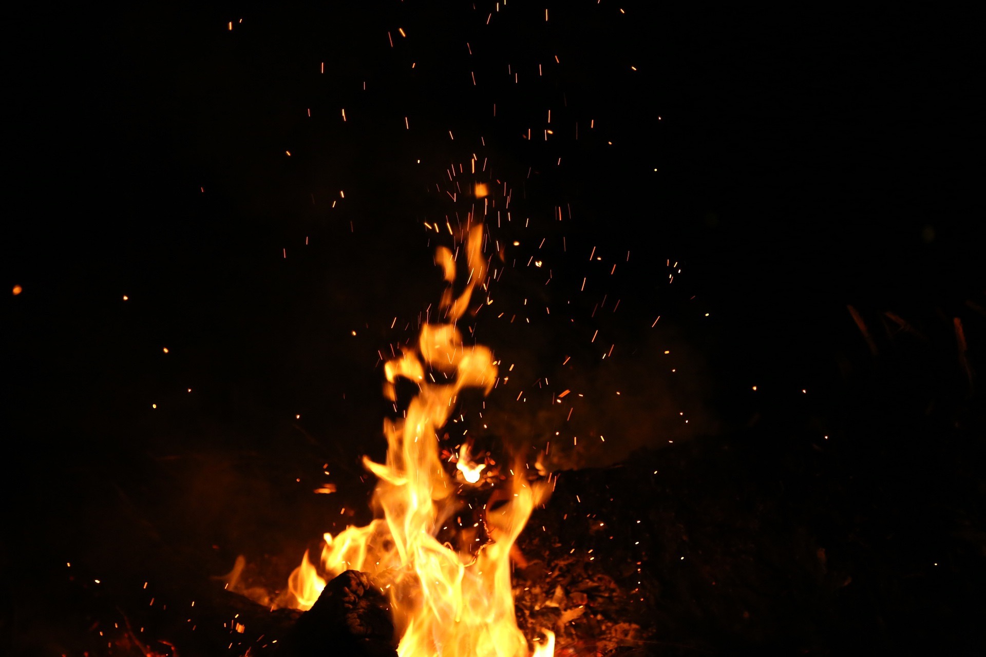 Feuer vor dunklem Nachthimmel - Bild: StockSnap auf Pixabay