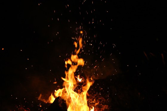 Feuer vor dunklem Nachthimmel - Bild: StockSnap auf Pixabay