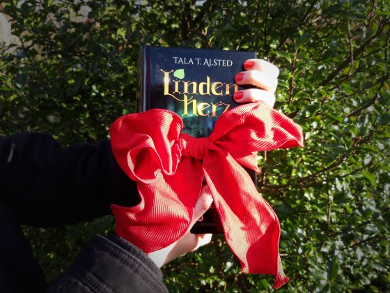 Hardcover "Lindenherz - 824 Jahre durch die Zeit" mit einer roten Schleife