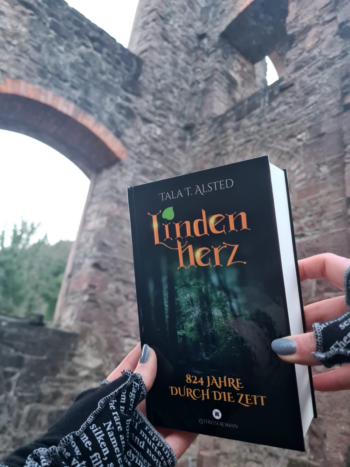 Josephine vom Blog "Pure, Brass & Books" hat Lindenherz gelesen und rezensiert. Für das Foto ist sie zu einer wunderschönen Ruine gefahren. (Foto: Pure, Brass & Books)