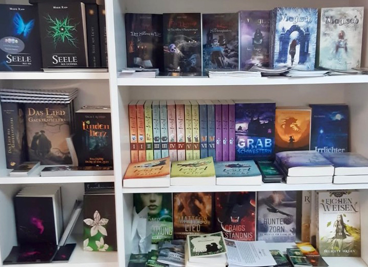 Regal in der Buchhandlung Wortwerke in Rastatt - mit dabei der Zeitreise-Roman "Lindenherz" von Tala T. Alsted
