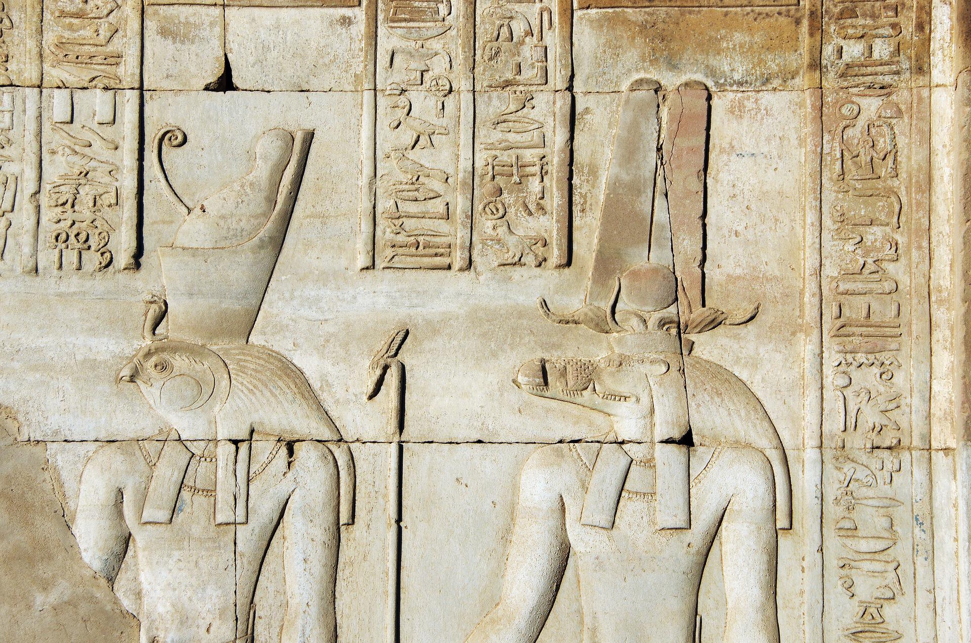 Ägyptische Götter (Horus und Sobek) auf einem Steinrelief (Foto: DEZALB / Pixabay)