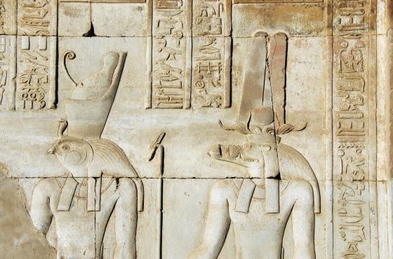 Ägyptische Götter (Horus und Sobek) auf einem Steinrelief (Foto: DEZALB / Pixabay)