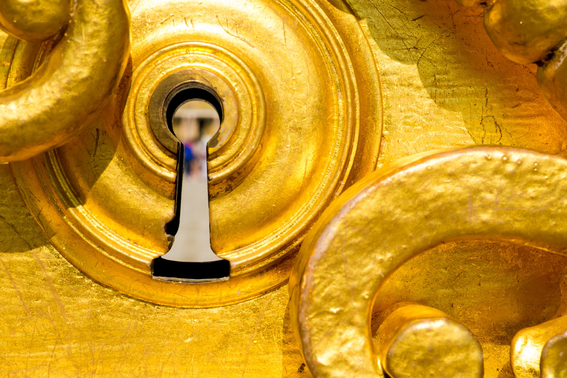 Goldenes Schlüsselloch - Bild von Laurent Verdier auf Pixabay