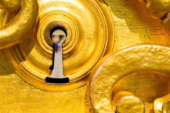 Goldenes Schlüsselloch - Bild von Laurent Verdier auf Pixabay