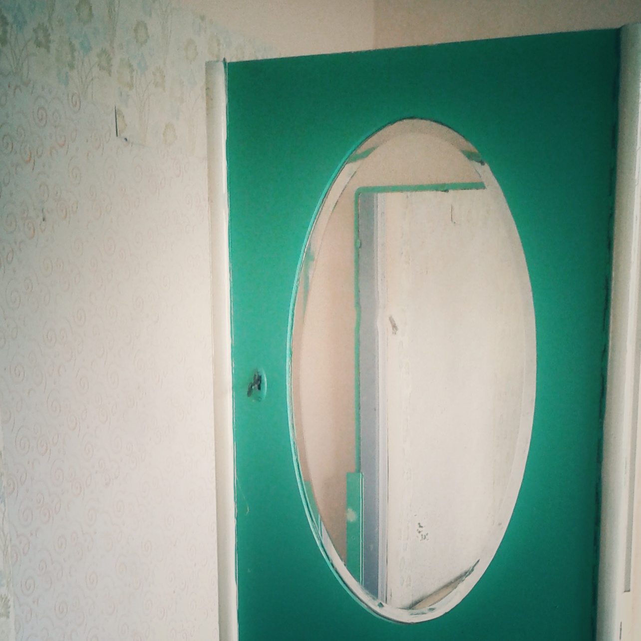 Ausschnitt ovaler Spiegel in einem grünen Schrank - Inspiration für "Lindenherz - 824 Jahre durch die Zeit"