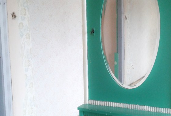 Ausschnitt ovaler Spiegel in einem grünen Schrank - Inspiration für "Lindenherz - 824 Jahre durch die Zeit"