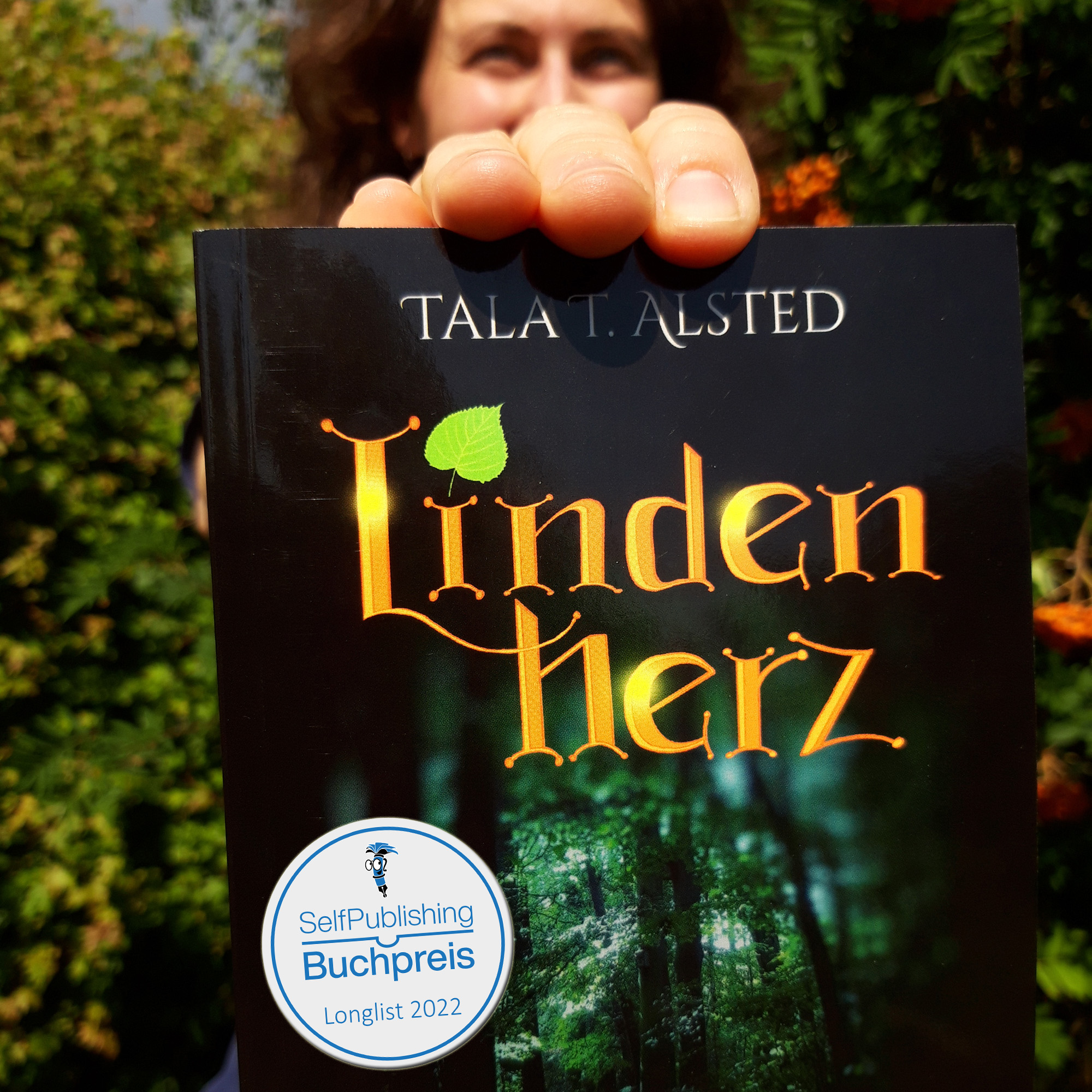 Tala T. Alsted mit ihrem Buch "Lindenherz - 824 Jahre durch die Zeit", das es auf der Longlist für den Selfpublishing Buchpreis geschafft hat.