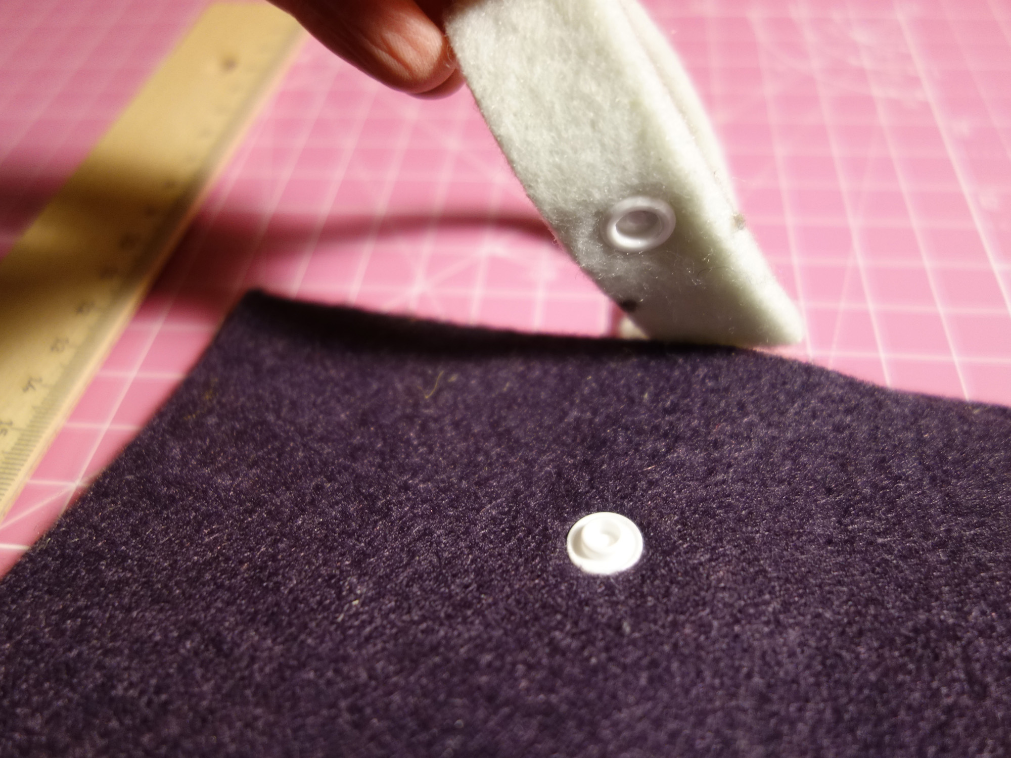 Fertig angebrachter Druckknopf in Nahaufnahme