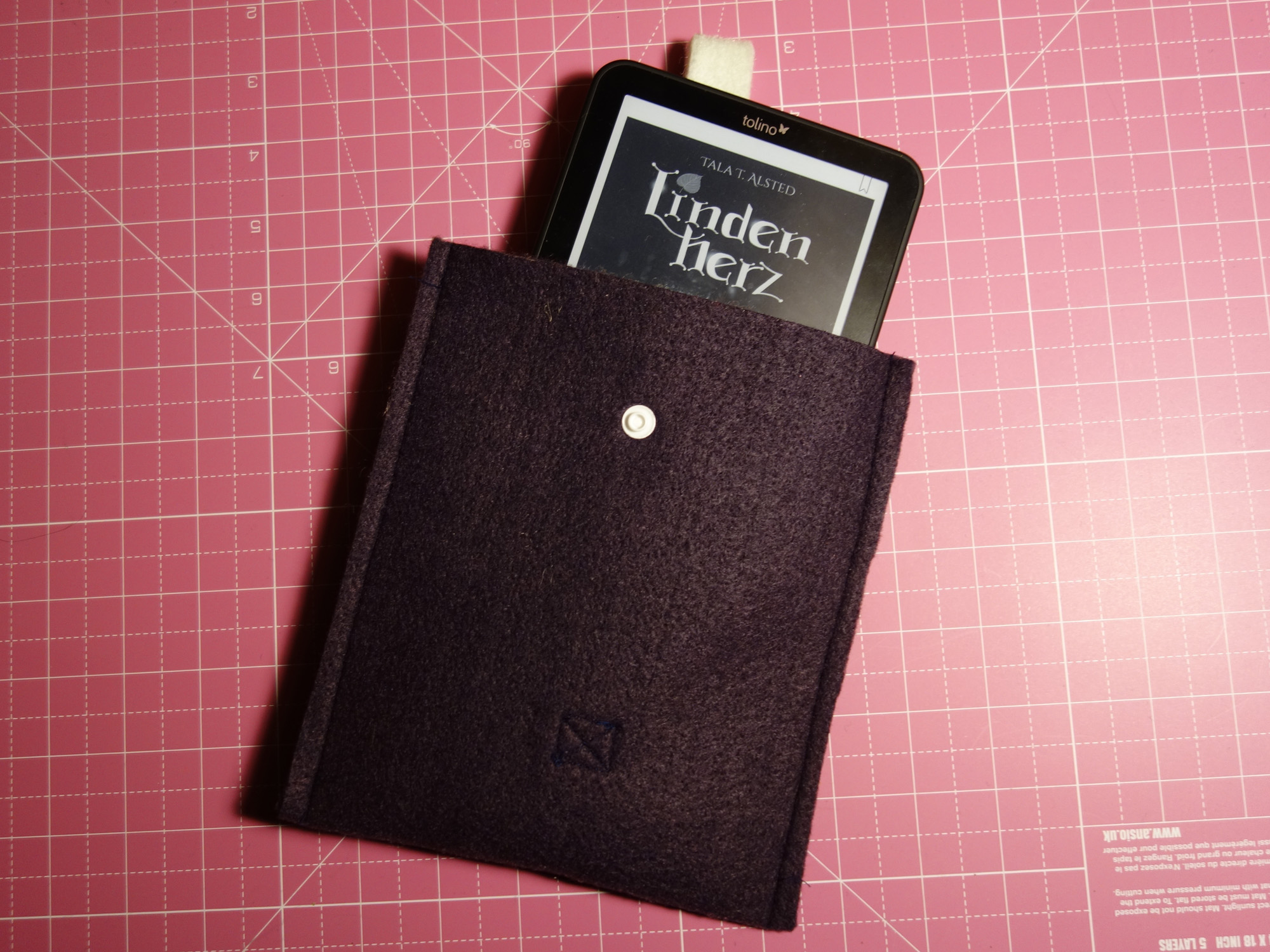 Fertige E-Book-Reader-Hülle mit E-Book-Reader und dem Buch "Lindenherz - 824 Jahre durch die Zeit" darin.