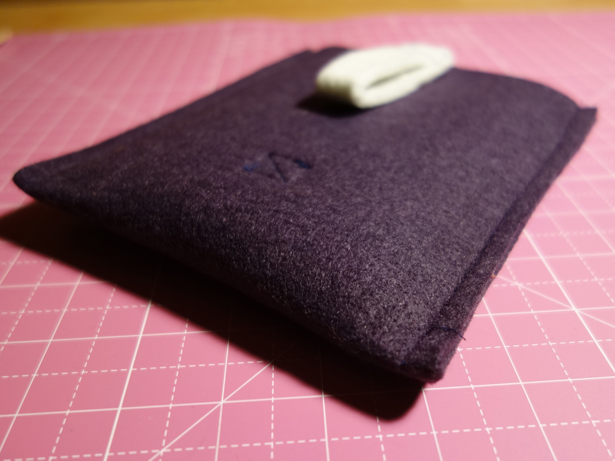 die fertig genähte, geschlossene E-Book-Reader-Hülle