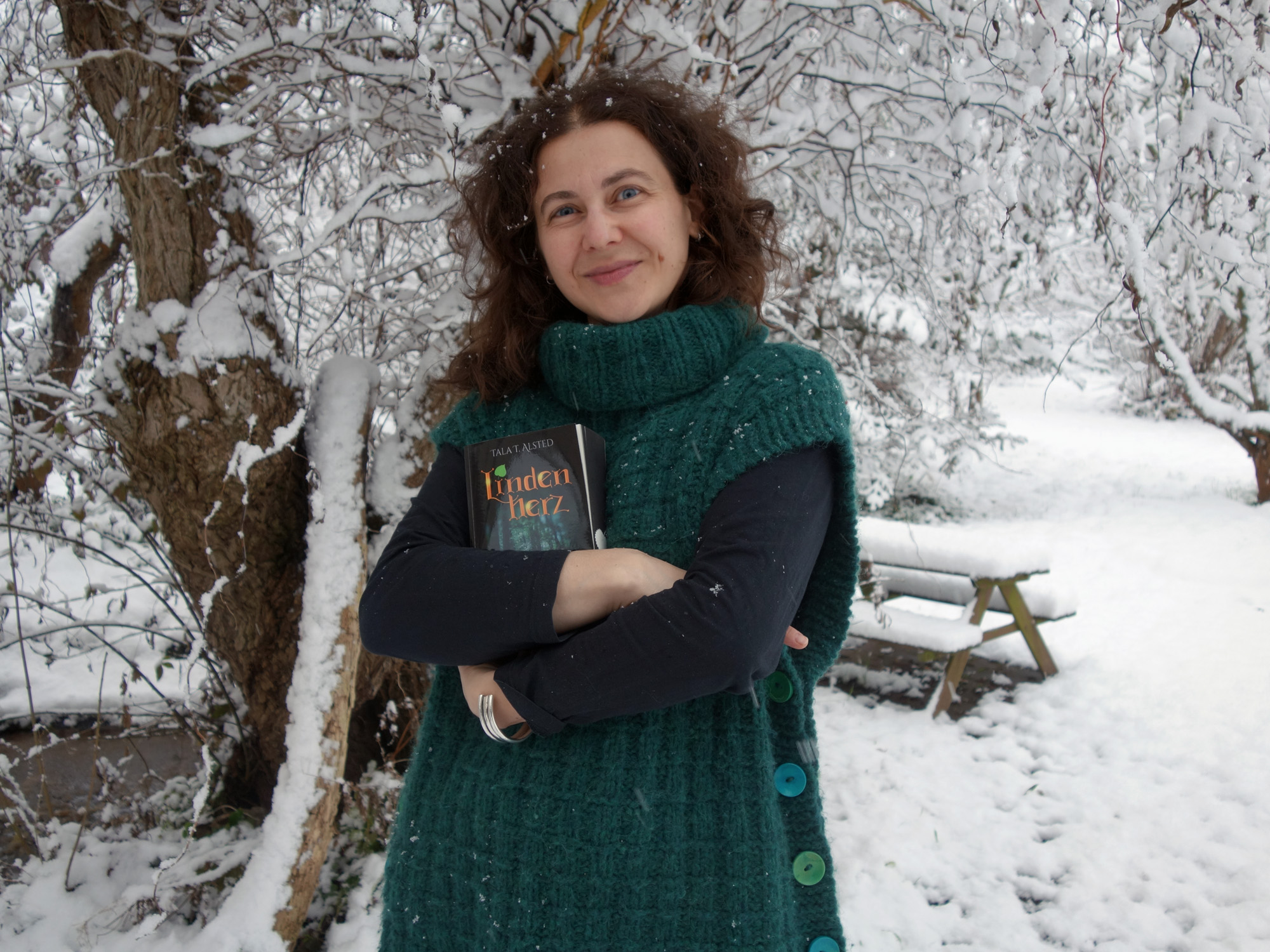 Tala T. Alsted mit ihrem Roman "Lindenherz - 824 Jahre durch die Zeit" im Schnee