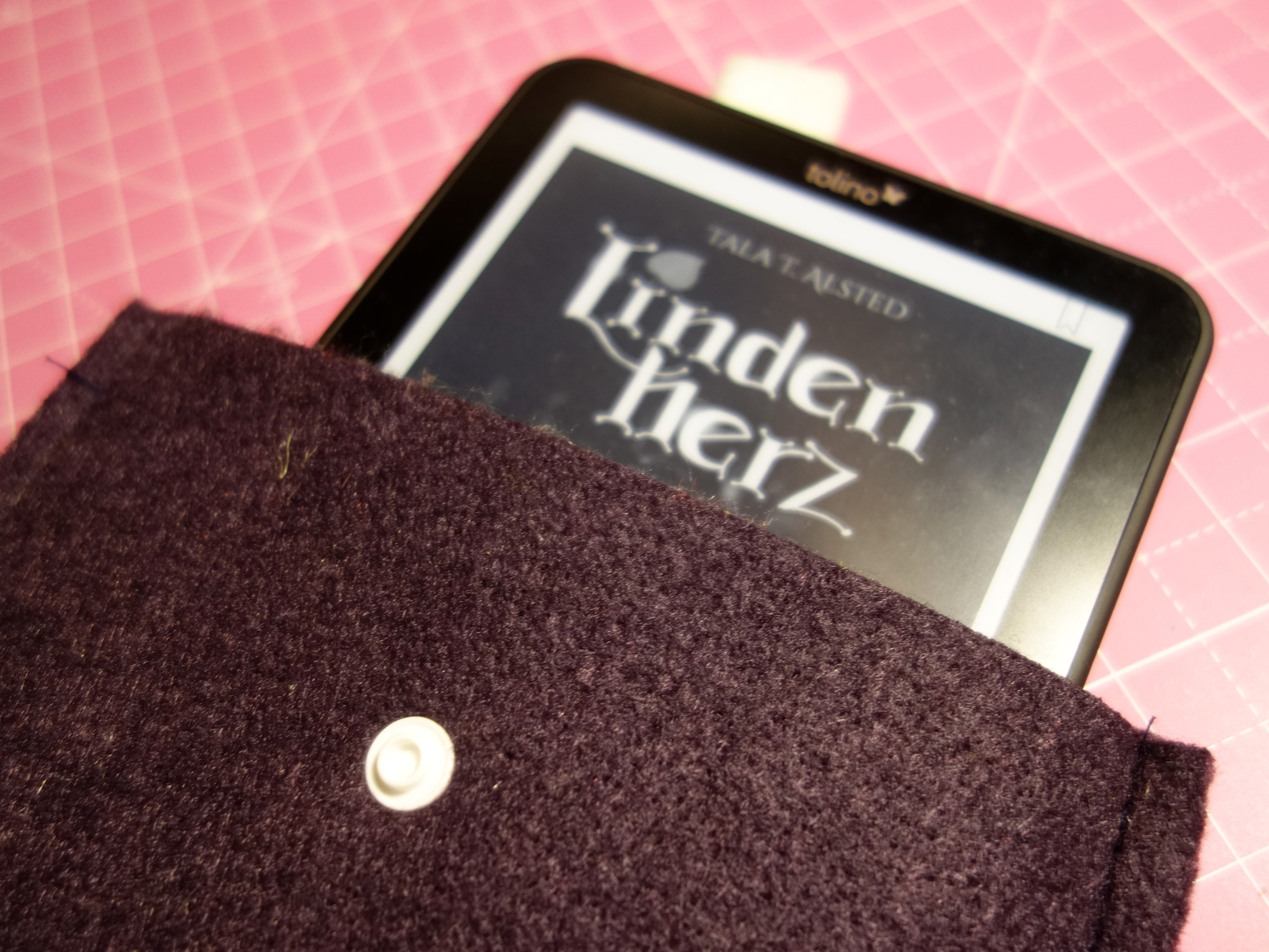Selbstgenähte E-Reader-Hülle mit Tolino mit dem Buchcover "Lindenherz" von Tala T. Alsted