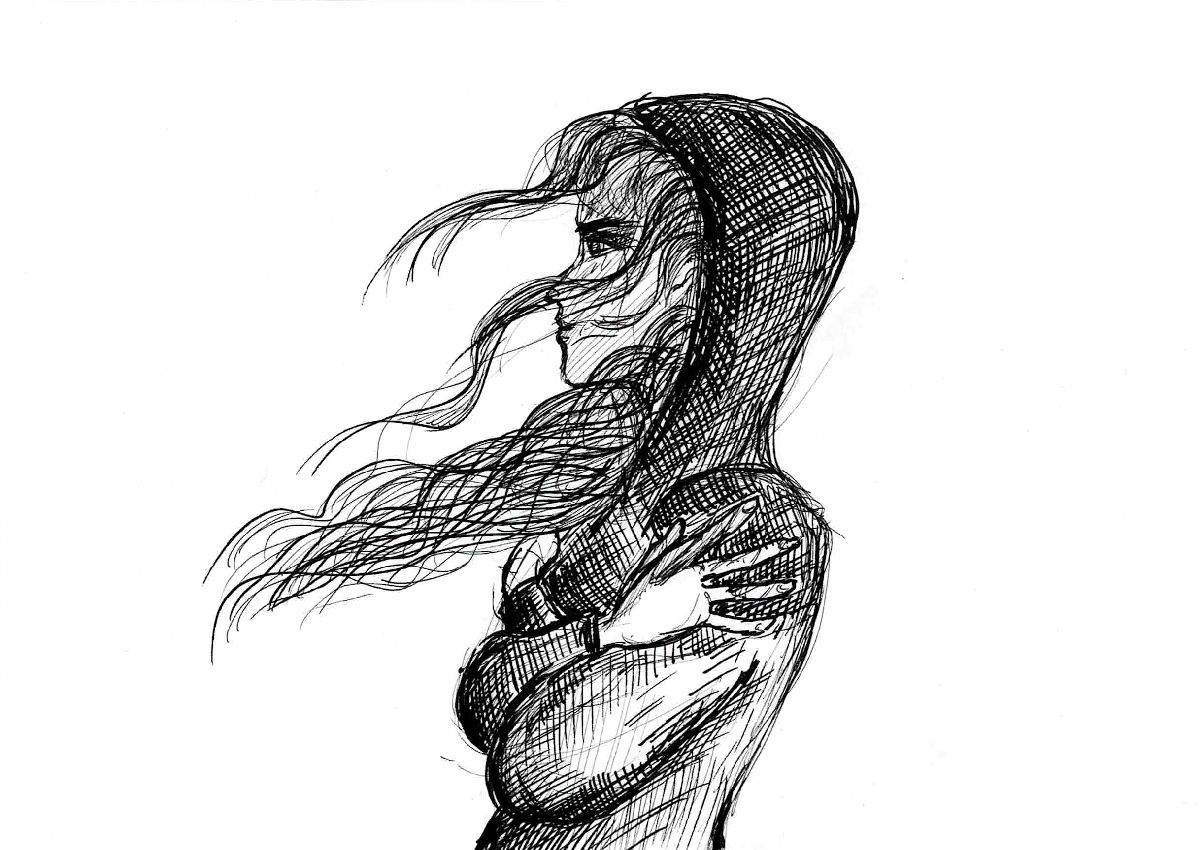 Frau mit Kapuzenpulli und wehendem lockigen Haar schaut nach links