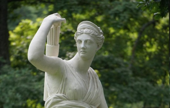 Statue der Artemis, die Göttin der Jagd, die nach einem Pfeil in ihrem Köcher greift