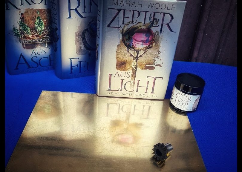 Die drei Bücher der Atlantis-Trilogie von Marah Woolf fotografiert von Pure, Brass & Books