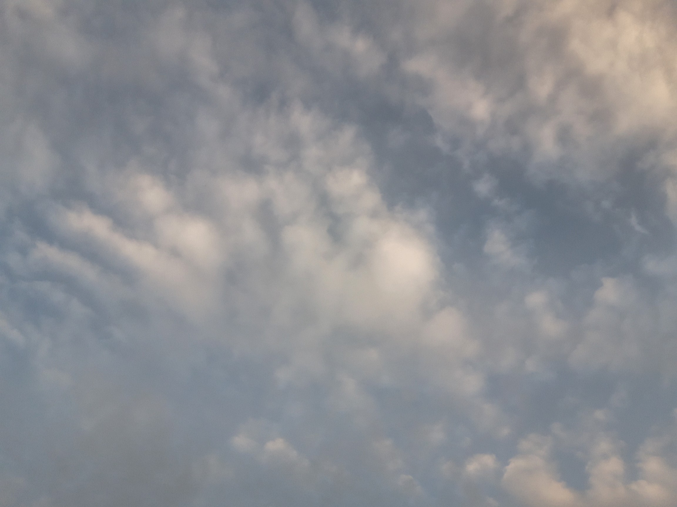 Himmel mit Wolken im Abendlicht