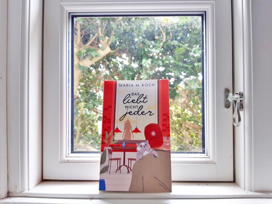 Buch "Das liebt nicht jeder" steht im Fensterstock.