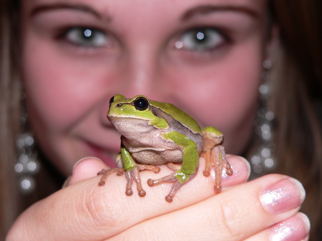 Frau mit Frosch auf der Hand