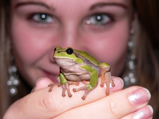 Frau mit Frosch auf der Hand
