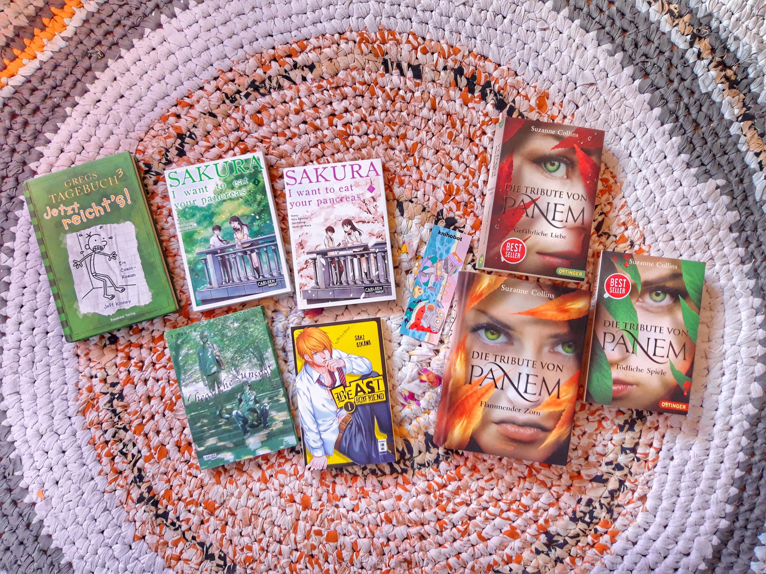 gebraucht bei Bookbot gekaufte Bücher liegen auf einem runden Teppich