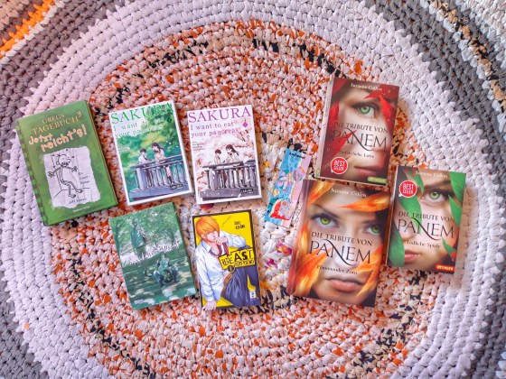 gebraucht bei Bookbot gekaufte Bücher liegen auf einem runden Teppich