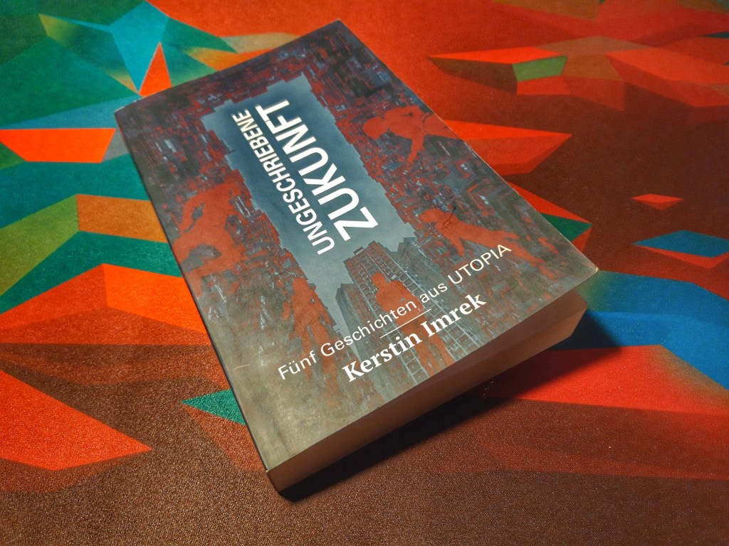 Buch "Unvergessene Zukunft" liegt auf buntem Untergrund