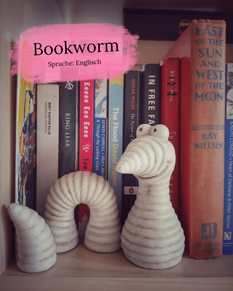 Keramik-Bücherwurm in drei Einzelteilen im Bücherregal