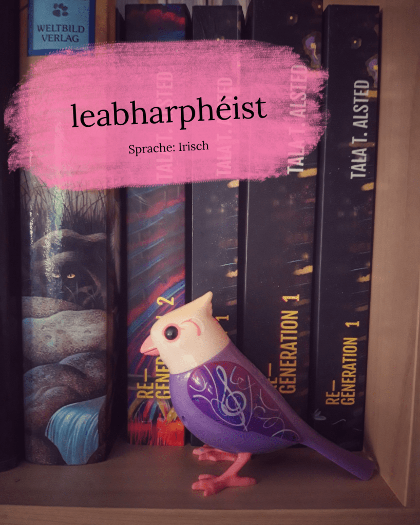 Vogel aus Plastik sitzt im Bücherregal.