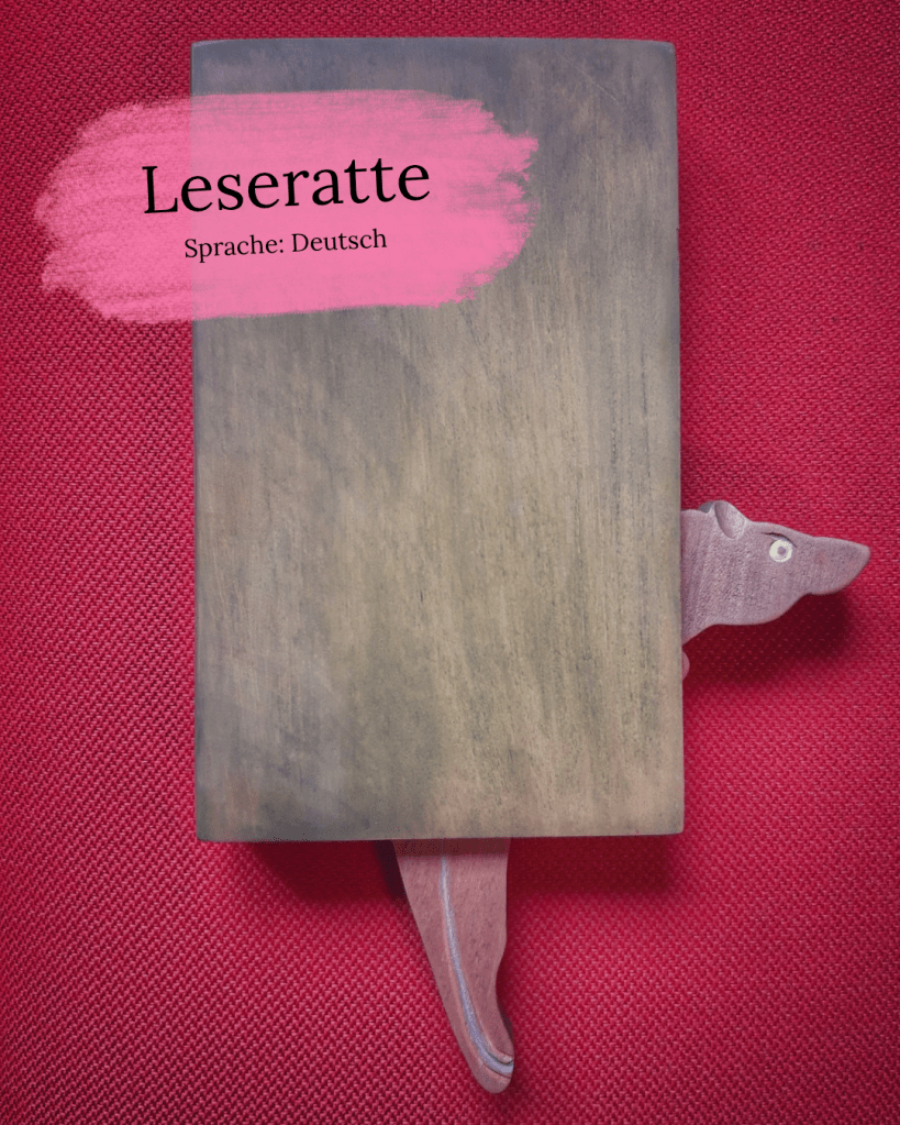 Ein Buch aus Holz mit integrierter Ratte