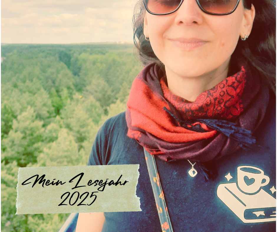 Frau mit Sonnenbrille und Buch-Shirt lächelnd auf Aussichtsturm