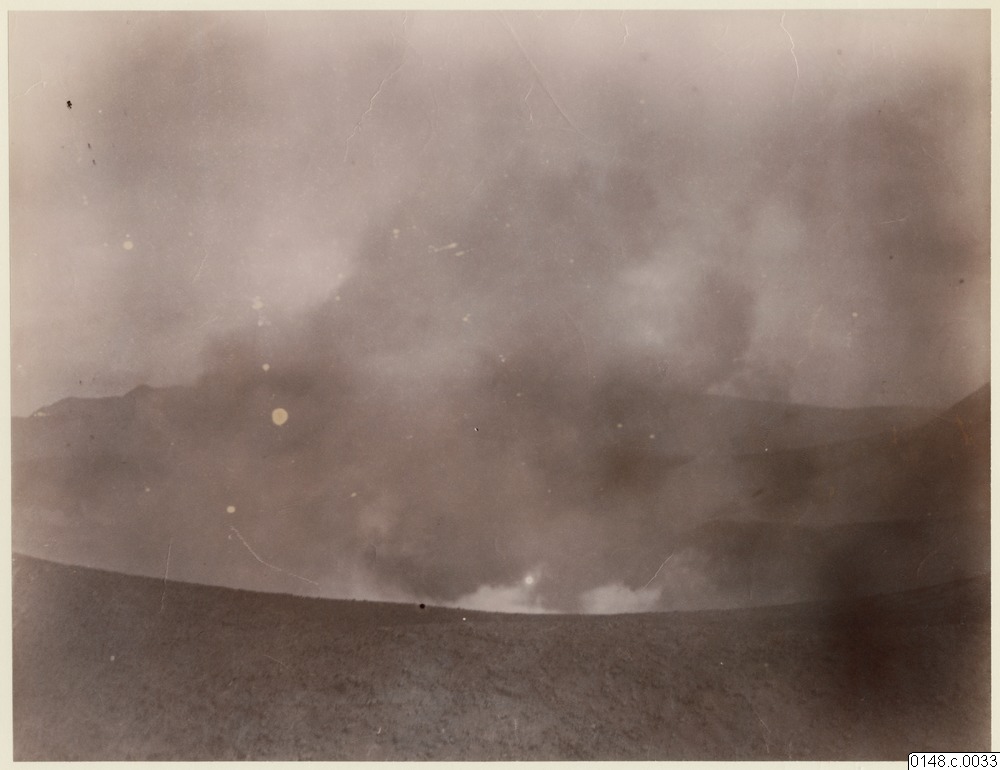 Foto eines Vulkans im Stillen Meer um 1887, Etnografiska Museet